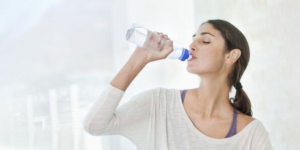 Et kiiresti kaalust alla võtta, tuleb juua vähemalt 2 liitrit vett päevas. 