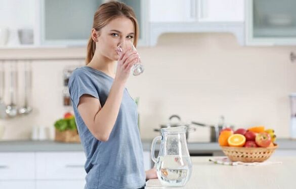 Vee joomine enne sööki kehakaalu langetamiseks laisal dieedil
